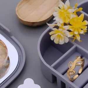 Leaf with stone Ring