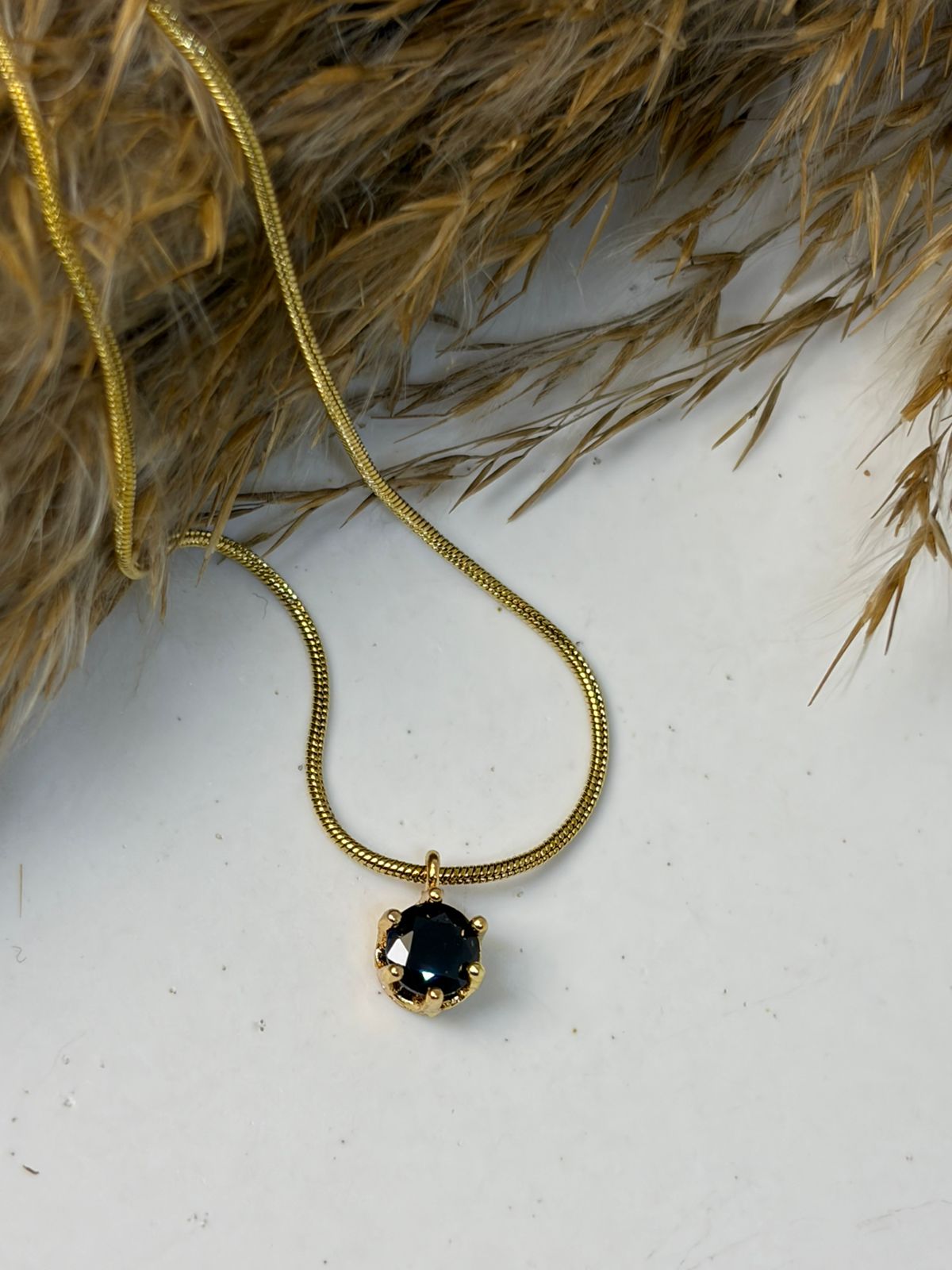 Noir Solitaire (Black solitaire pendant)